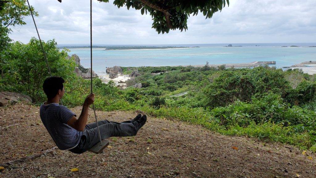 伊是名酒造　小高い場所でブランコ